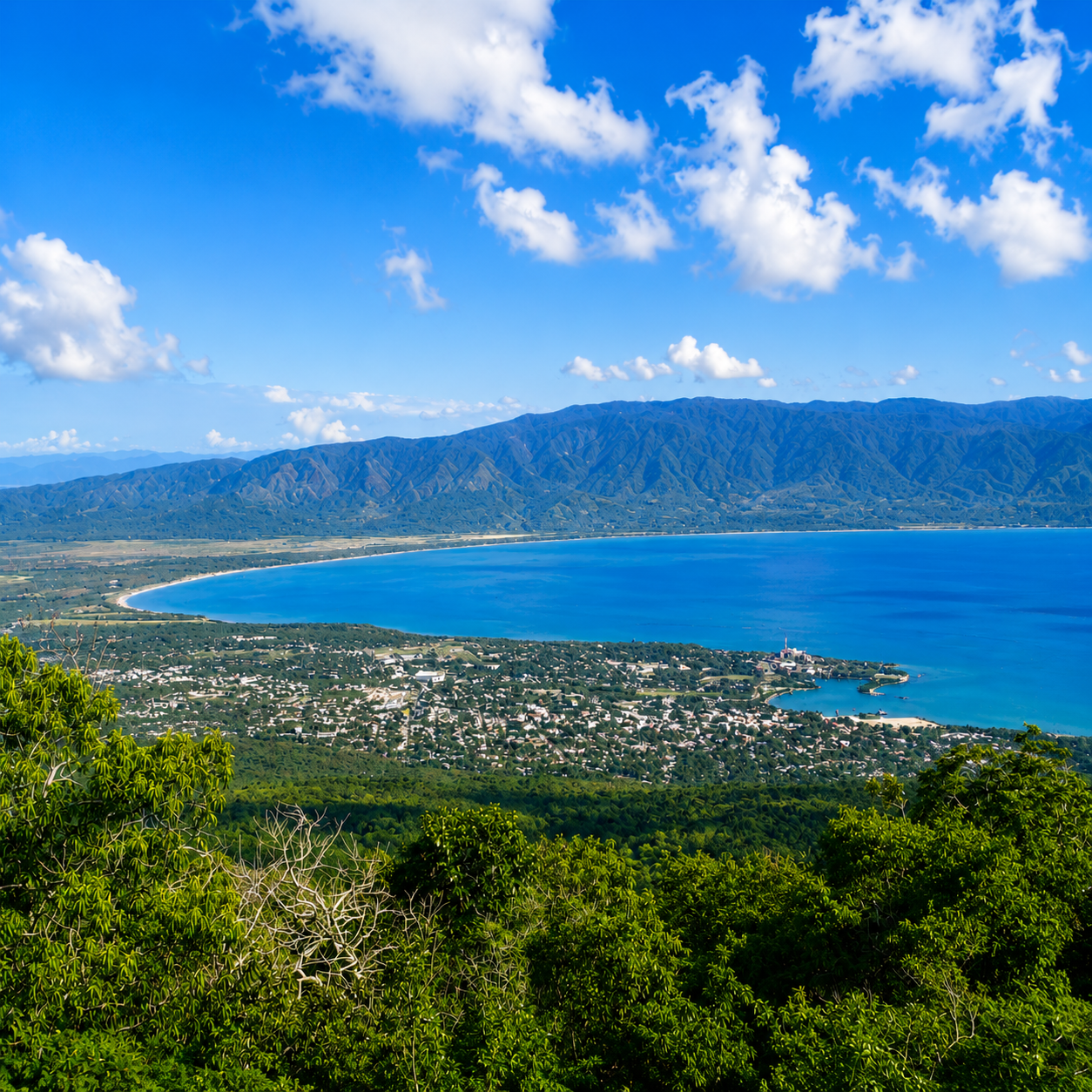 Costa de Barahona con la Sierra de Bahoruco al fondo, sur de República Dominicana